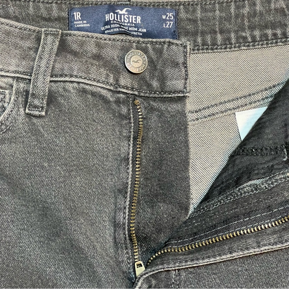 Hollister Ultra High Rise Mom Jean Light Black Distressed Women Sz. 1 25/27 NWD - Picture 3 of 8